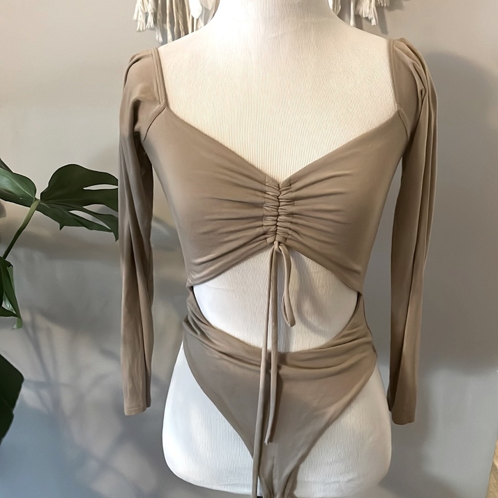Peekaboo Nude Bodysuit 🤍 NEW